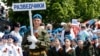 Посолка Томас-Ґрінфілд: «Згідно з повідомленнями, (переміщених українських) дітей піддають пропаганді, промивають мізки та навіть навчають військовій службі». На архівному фото учасники так званого «Дитячого параду» в Ростові-на-Дону, Росія, 14 травня 2015 року. (AP Photo)