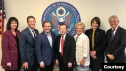 资料照:美国国际宗教自由委员会成员合影,左三为约翰尼∙摩尔。