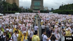 台湾上万群众2019年6月23日集会要求拒绝红色媒体 (美国之音张永泰拍摄)