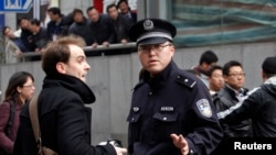 资料照:中国警察要求一名外国记者离开上海的一次抗议活动。(2011年2月27日)