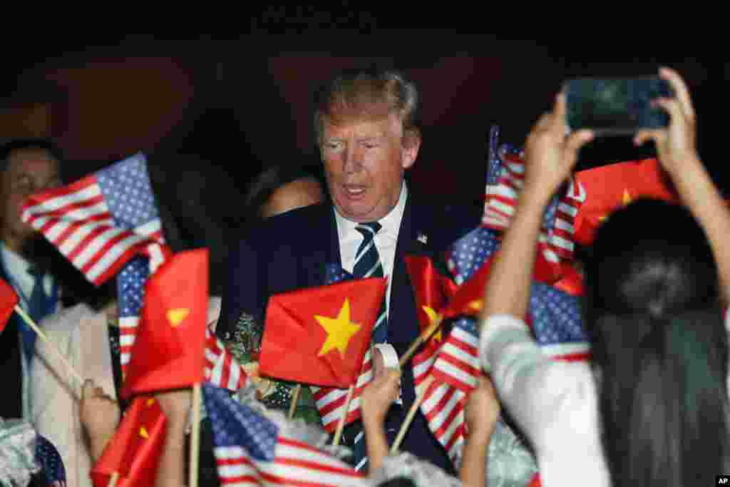 美国总统川普抵达越南河内的内排国际机场,受到热烈欢迎。 (2017年11月11日)