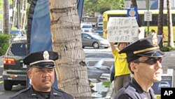 抗议者在中国APEC代表团下榻旅馆外,安全人员严阵以待