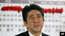 12月16日,日本主要在野党自民党领袖安倍晋三在东京的自民党总部回答记者问题。