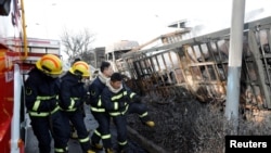 消防人员2018年11月28日在张家口市危化品大爆炸后的现场(路透社)