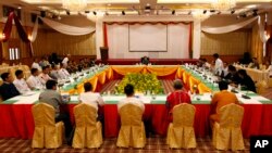 缅甸一名民族武装代表(右)2016年4月27日在一次停火观察会议上发言,缅甸实际领导人昂山素季(上中)在听他发言。(档案照)