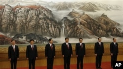 中共政治局七常委集体亮相。左起:张高丽,刘云山,张德江,习近平,李克强,俞正声,王岐山