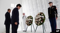 美国总统奥巴马和日本首相安倍在美国夏威夷珍珠港的亚利桑那号纪念馆献花圈(2016年12月27日)