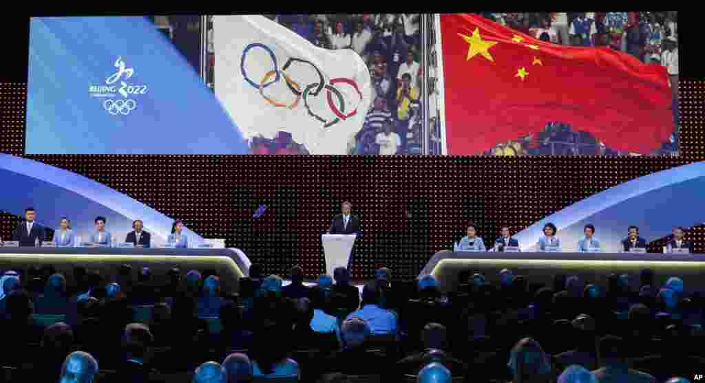 2015年7月31日,在马来西亚举行的国际奥委会会议上,中国代表团为北京和张家口争取2022年冬奥会主办权。右起第五人为北京市长王安顺。 。2014年1月的北京两会上,北京市长王安顺代表北京与中央签订责任状,承诺说“2017年实现不了空气治理就‘提头来见’”。他后来为此饱受讥讽,又解释说,这话“并不代表拿脑袋说事,而是想表达治理大气的信心和决心”。 2016年10月,王安顺辞去北京市市长职务,由蔡奇接任。