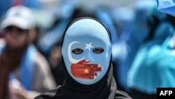 资料照:示威者抗议北京的新疆政策。