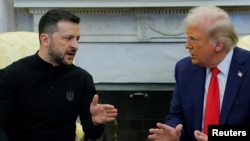 Президент України Володимир Зеленський (зліва) і президент США Дональд Трамп (справа) під час зустрічі у Білому домі.