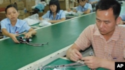 东莞一家工厂的工人在工作(资料照)