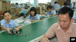 东莞一家工厂的工人在工作(资料照)