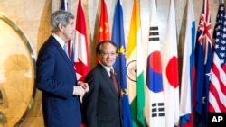 美国国务卿约翰•克里在雅加达会晤东盟秘书长黎良明。(2014年2月16日)