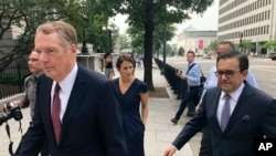 美国贸易代表莱特西泽和墨西哥经济部长瓜哈尔多走向白宫。华盛顿,2018年8月27日。