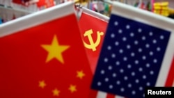资料照:浙江省一个商场里展示的美国国旗、中国国旗和中共党旗(路透社)