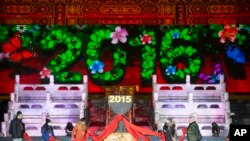 北京工人安装新年倒计时仪式的钟表(2015年12月30日)