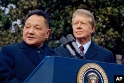 资料照片: 1979年1月29日,时任中国副总理的邓小平访问白宫,与时任美国总统吉米·卡特(右)在一起。