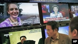 2011年3月23号在中国广播电视信息网络博览会上,中国民众观看利比亚领导人卡扎菲讲话的新闻(资料照)