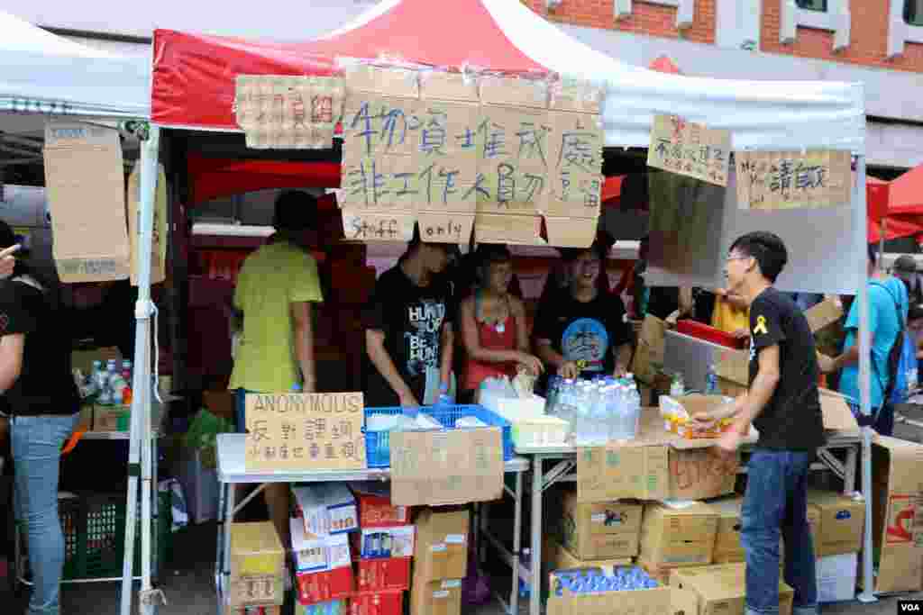 台湾民众星期天在台北的教育部门前示威游行,声援反对“黑箱课纲”的学生,要求教育部长下台。(2015年8月2日 杨明拍摄)