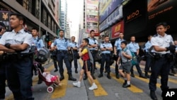 警察在香港旺角区清场后有学生过马路(2014年10月17日)