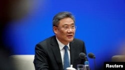 资料图片:中国商务部部长王文涛于2023年3月2日在北京的新闻发布会上发表讲话。(路透社)