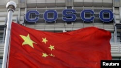资料照:中国国旗在中远集团北京总部前飘扬。