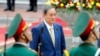 日本首相菅义伟在越南河内总统府检阅仪仗队。(2020年10月19日)