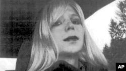 美国陆军提供的前美国陆军情报分析员切尔西.曼宁(Chelsea Manning)戴假发,抹口红的照片(日期不详)
