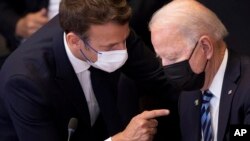 资料照片:美国总统拜登与法国总统马克龙在布鲁塞尔北约总部举行的北约峰会上交谈。(2021年6月14日)