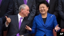 美国黑石集团主席苏世民(Stephen Schwarzman)2016年9月10日在北京清华大学与当时出任中国副总理的刘延东交谈。
