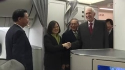 美国在台协会主席莫健与台湾驻美代表高硕泰登机迎接蔡英文 美国在台协会主席莫健与台湾驻美代表高硕泰登机迎接蔡英文