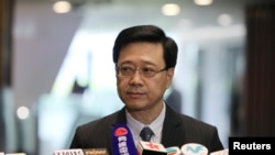 时任香港保安局局长的李家超2019年10月23日在立法会宣布撤回引发大规模抗议的逃犯条例修订草案。(路透社)