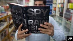 Книга "Шпигунські хроніки". Аналітики висловлюють запитання до НАТО про те, як російські ймовірні шпигуни потрапили на роботу у штаб-квартину альянсу після заяв генсека Столтенберга про звільнення підозрбваних у шпигунстві осіб. AP Photo/B.K. Bangash