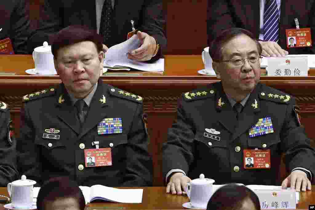 2017年3月8日,中共中央军委政治工作部主任张阳(左)与中共中央军委联合参谋部参谋长房峰辉在北京人大会堂参加全国人大会议。11月28日新华社宣布,张阳因涉嫌卷入郭伯雄、徐才厚等案被调查,在11月23日“自缢身亡”。新华社说,张阳严重违纪违法,涉嫌行贿受贿、巨额财产来源不明犯罪。 他和房峰辉在8月被免除上述两个职务,两人都没有成为中共十九大代表,而其他一些将要退休的军委委员和高级将领仍然在代表名单里。这是张阳和房峰辉的不祥之兆。