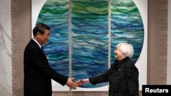 美国财长耶伦与中国副总理何立峰在中国广州举行会晤。(2024年4月5日)