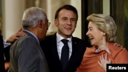 Elysee နန်းတော််တွင် ဆွေးနွေးပြီးနောက် တွေ့ရသည့် ပြင်သစ်သမ္မတ Emmanuel Macron (လယ်)၊ ဥရောပကောင်စီဥက္ကဋ္ဌ Antonio Costa (ဝဲ) နှင့် ဥရောပကော်မရှင်ဥက္ကဋ္ဌ Ursula von der Leyen (ယာ)။ (၁၇ ဖေဖော်ဝါရီ ၂၀၂၅) (Reuters)