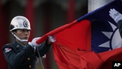 台湾士兵每天傍晚在台北中正纪念堂前降下台湾国旗。(资料照片)