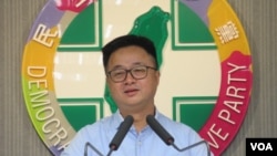 台湾执政党民进党秘书长罗文嘉2019年8月12日在记者会上讲话。 (美国之音张永泰拍摄)