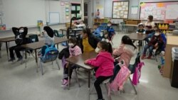 美国德克萨斯州圣安东尼奥一所小学校的学生返校上课。(2022年1月11日)