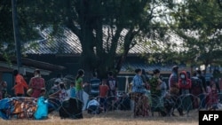 တိုက်ပွဲတွေကြောင့် ထွက်ပြေးလာတဲ့ မြန်မာ ဒုက္ခသည်တွေ ထိုင်းနိုင်ငံ မဲဆောက်က ယာယီခိုလှုံရေး စခန်းမှာ တွေ့ရစဉ်။ ဒီဇင်ဘာလ ၁၈ ရက်နေ့ ၂၀၂၁။ (ဓာတ်ပုံ- AFP)