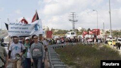 巴勒斯坦和以色列人在国际妇女节前在约旦河西岸城市伯利恒联手示威,呼吁为两个民族带来更好的未来。(2016年3月4日)