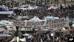 开罗解放广场上示威者的横幅:人民要求当局下台