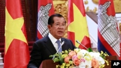 柬埔寨首相洪森在记者会上(美联社)