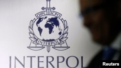 一名男子路过国际刑警组织的徽标 (资料照片)