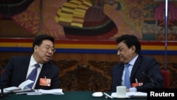 2016年3月7日,中共西藏自治区党委副书记吴英杰在人大会议上和西藏人大主席交谈