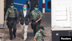 香港壹传媒创办人黎智英离开收押所准备登上囚车前往法庭。(2020年12月12日)