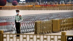 北京天安门广场上执勤的武警在疫情期间佩戴口罩。(2020年5月21日)
