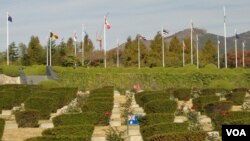 韩战期间阵亡的联合国军官兵安息在釜山联合国纪念园(美国之音王南拍摄)