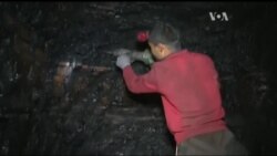 Заради чого місцеві жителі ризикують життям щоразу спускаючись під землю? Відео Заради чого місцеві жителі ризикують життям щоразу спускаючись під землю? Відео