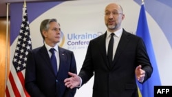 Держсекретар США Ентоні Блінкен та прем'єр-міністр України Денис Шмигаль напередодні Конференції з відновлення України у Лондоні. 21 червня 2023 року.  Фото: Leah Millis/AFP